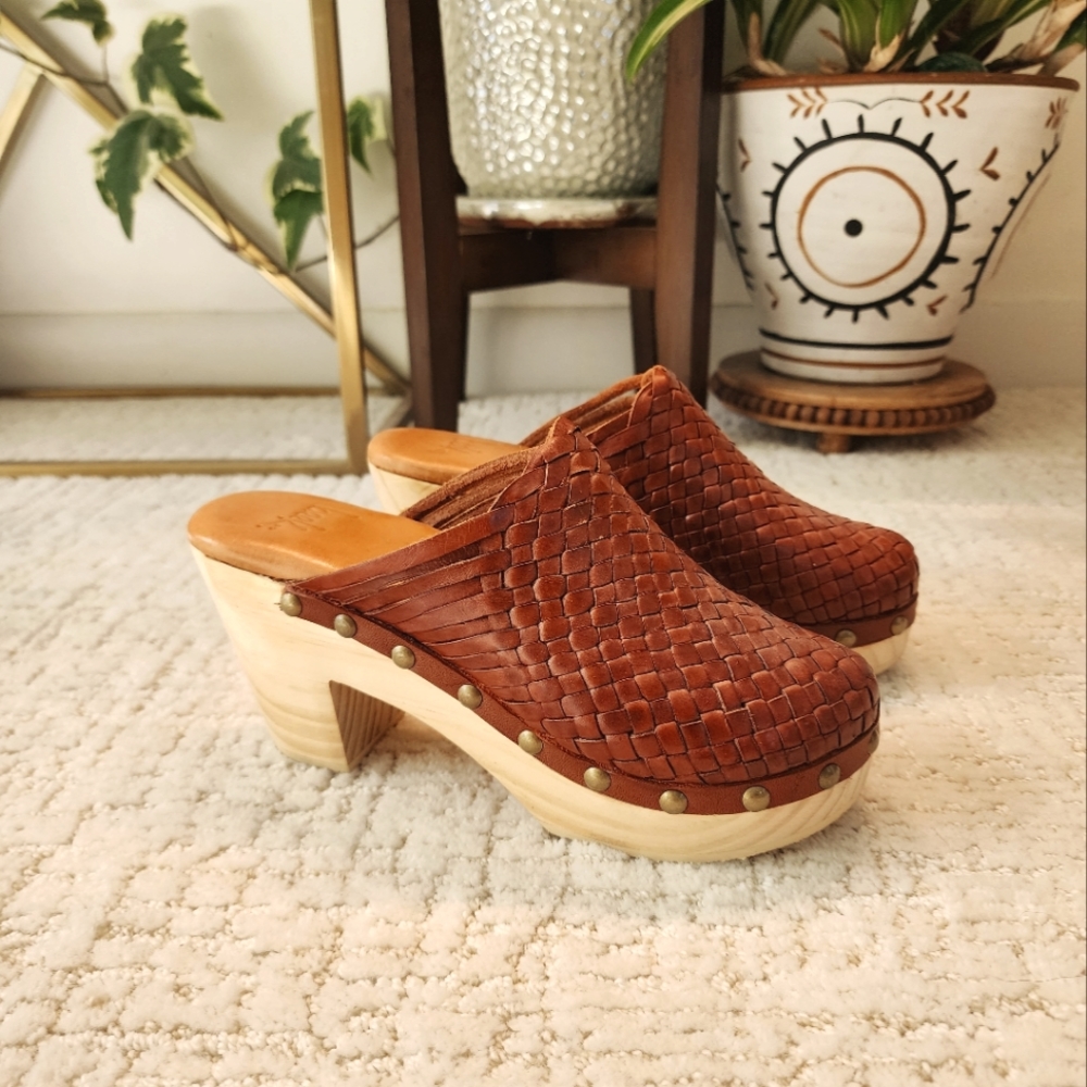 NWT Beek Woodhen woven clogs in chestnut brown